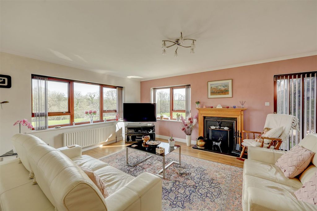 Property photo 2 of 33 Lounge