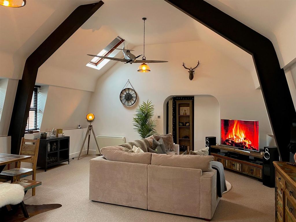 Property photo 2 of 12 Lounge 5.Jpg