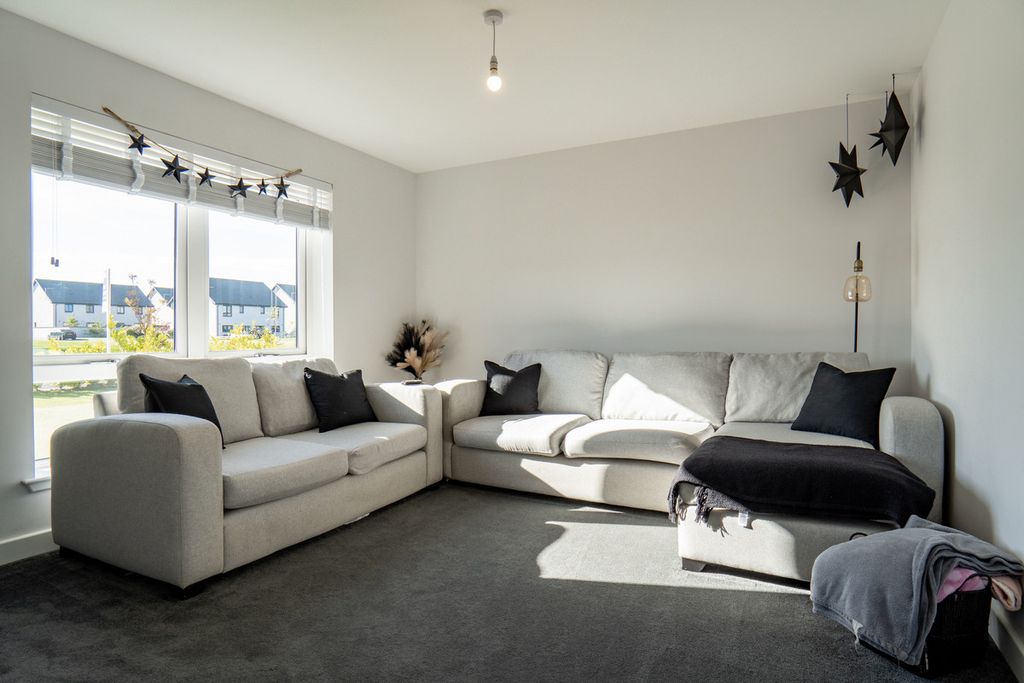 Property photo 2 of 37