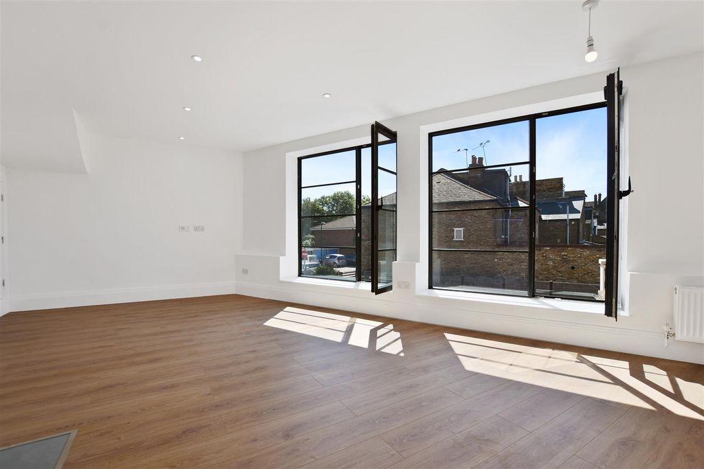 Property photo 3 of 8 35E87ba2-3Eda-46d4-Be07-E618Ada4c298Rhmsc - Flat 2