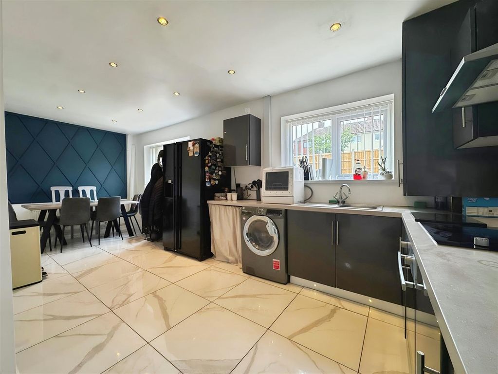 Property photo 3 of 20 Kitchen