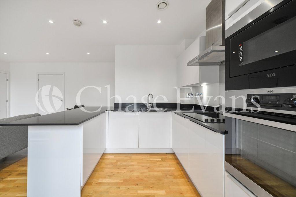Property photo 3 of 11 Kitchen
