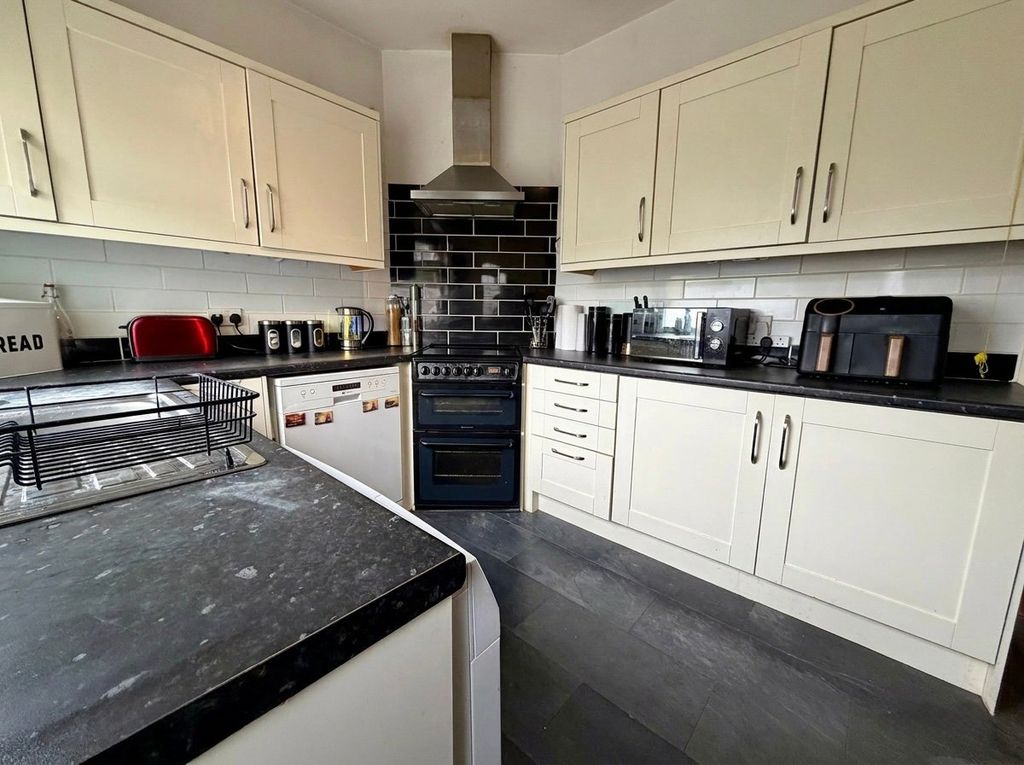 Property photo 3 of 11 Kitchen