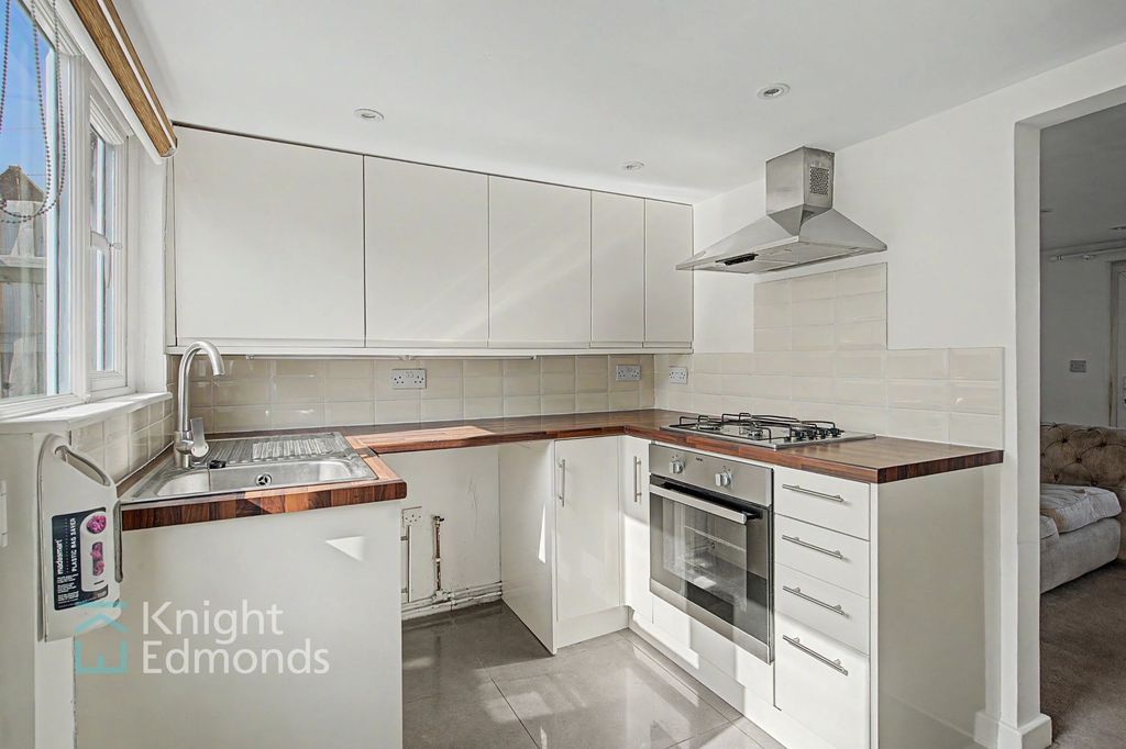 Property photo 3 of 11 Kitchen