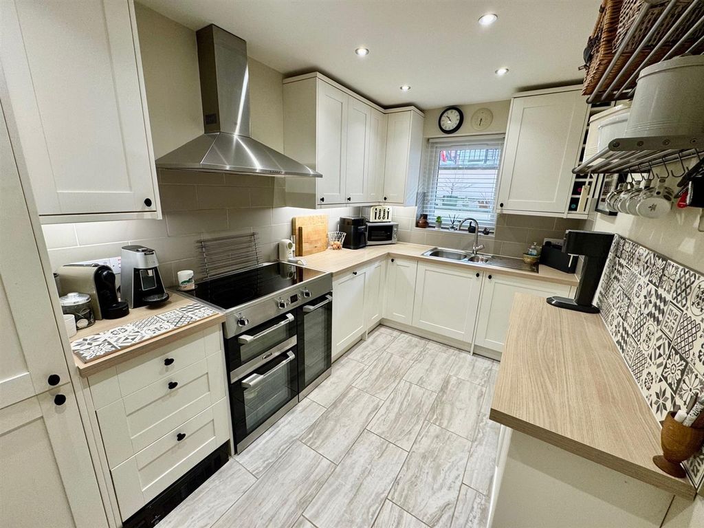 Property photo 3 of 21 Kitchen.Jpg