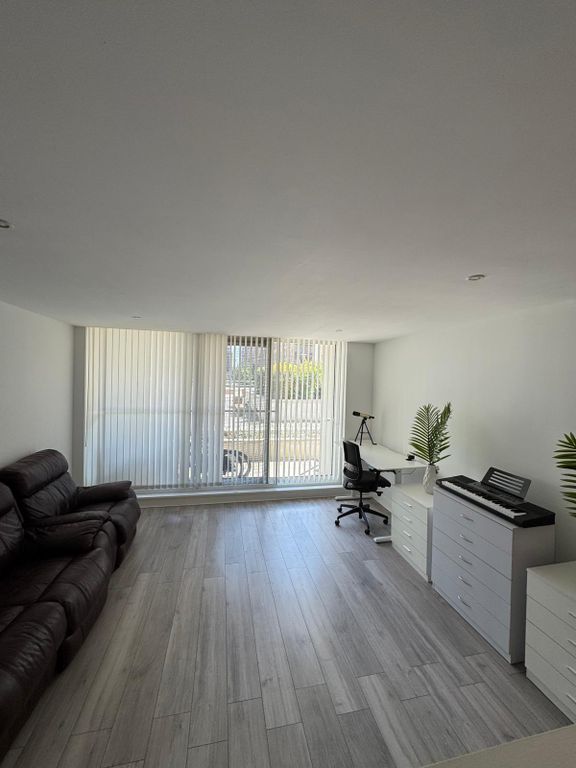 Property photo 1 of 10 1000277839
