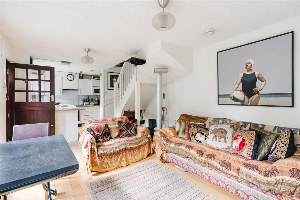 Property photo 3 of 14 St_Crispins_Close-04.Jpg
