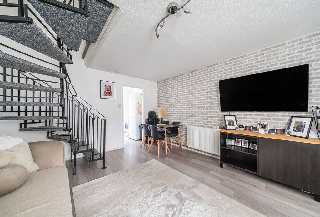 Property photo 1 of 10 1385397-3-69283F4...