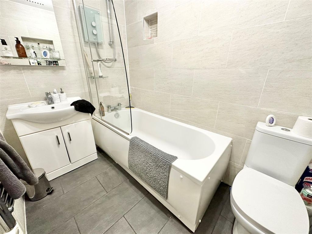 Property photo 3 of 12 Bathroom