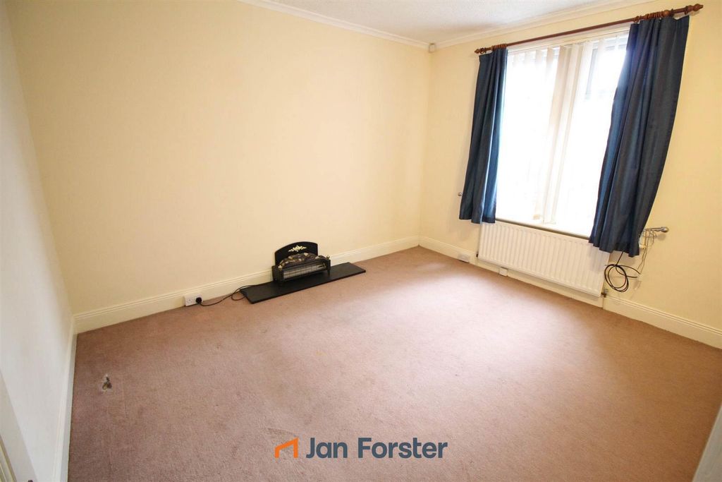 Property photo 3 of 8 Lounge