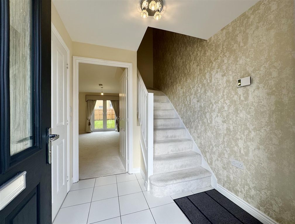 Property photo 2 of 21 Hallway