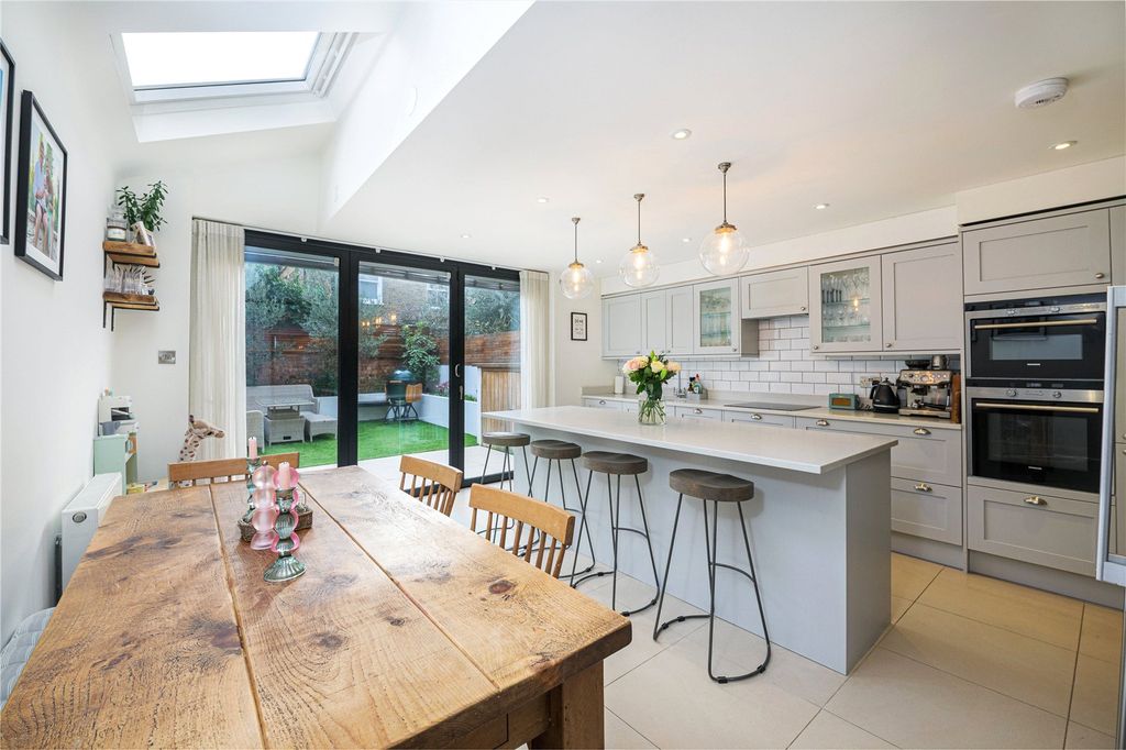 Property photo 3 of 19 Kitchen