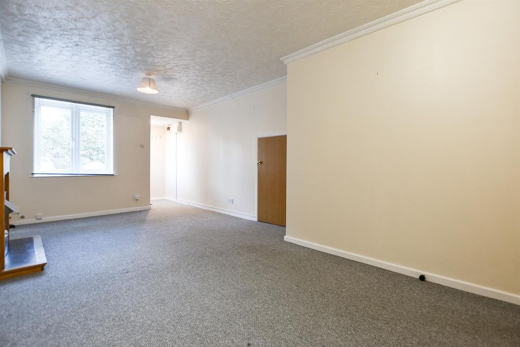 Property photo 3 of 8 Living Room..Jpg
