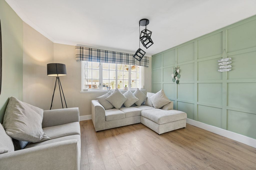 Property photo 3 of 42 Lounge