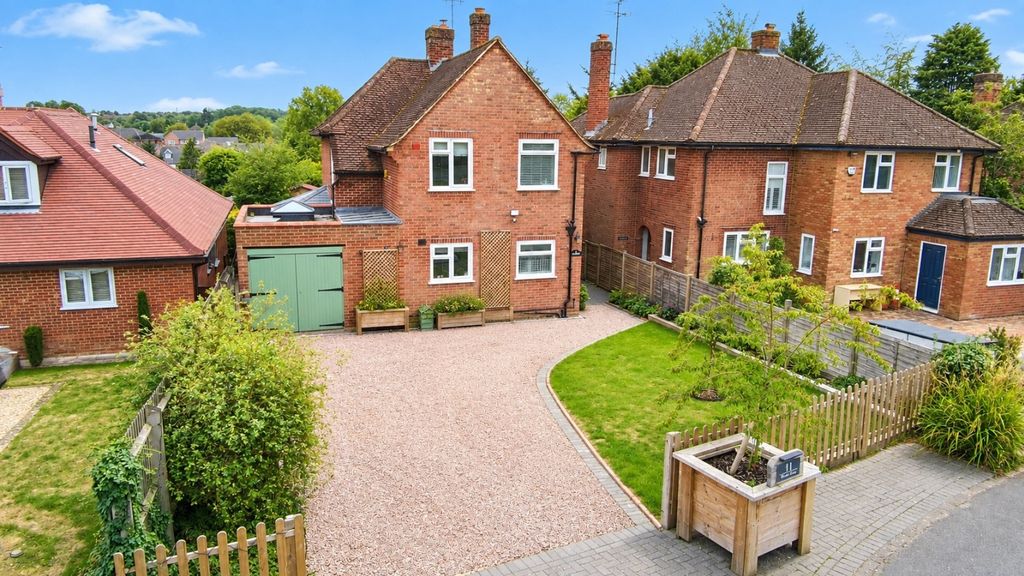 Property photo 1 of 28 Stowe Close Front