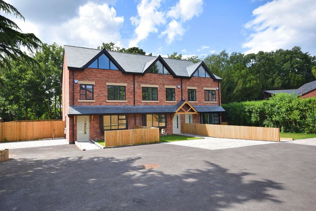 4 bed semi-detached house to rent Poynton