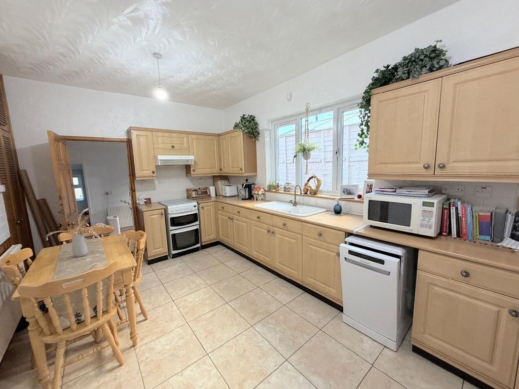 Property photo 3 of 9 Breakfast Kitchen