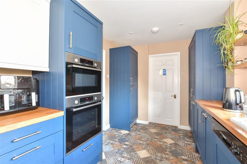 Property photo 3 of 12 Kitchen