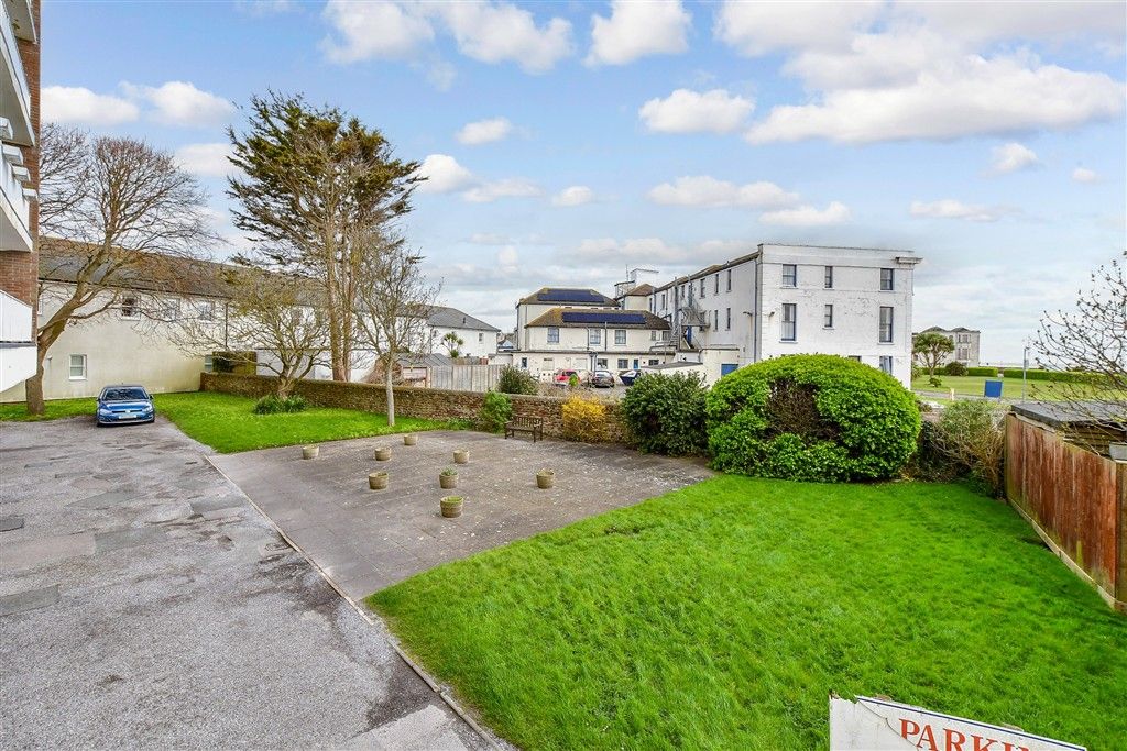 Property photo 2 of 10 Communal Gardens