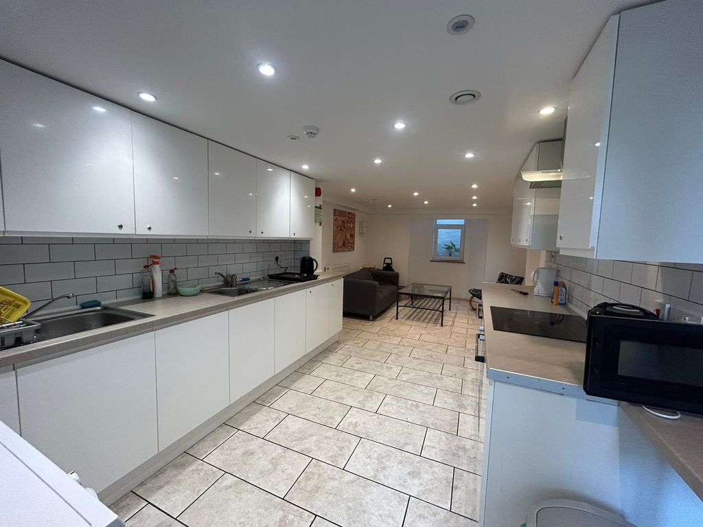 Property photo 2 of 4 Kitchen