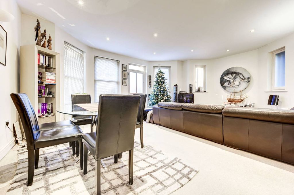 Property photo 2 of 8