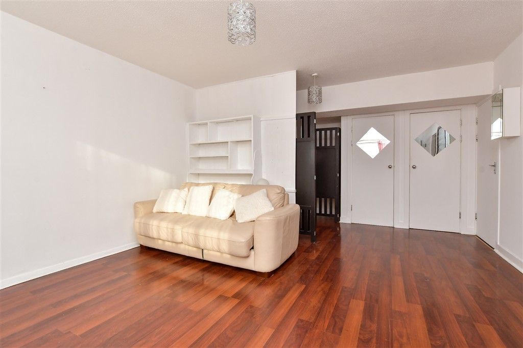 Property photo 3 of 9 Lounge/ Bedroom