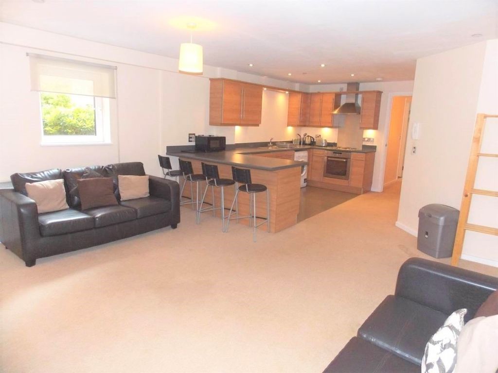 Property photo 2 of 8 A Spacious, Well-Lit Contemporary Living Room Feat...