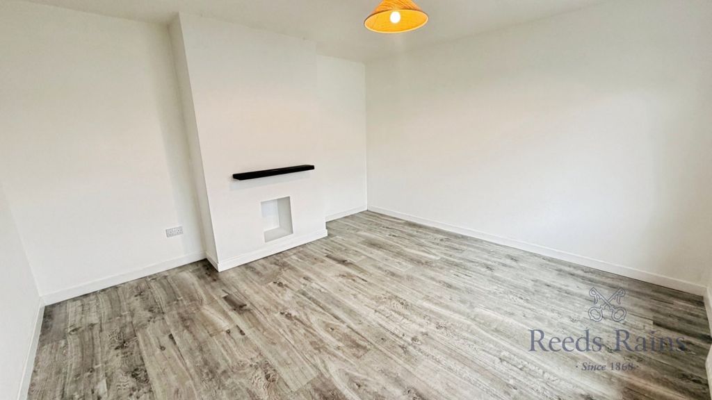 Property photo 3 of 18 Lounge