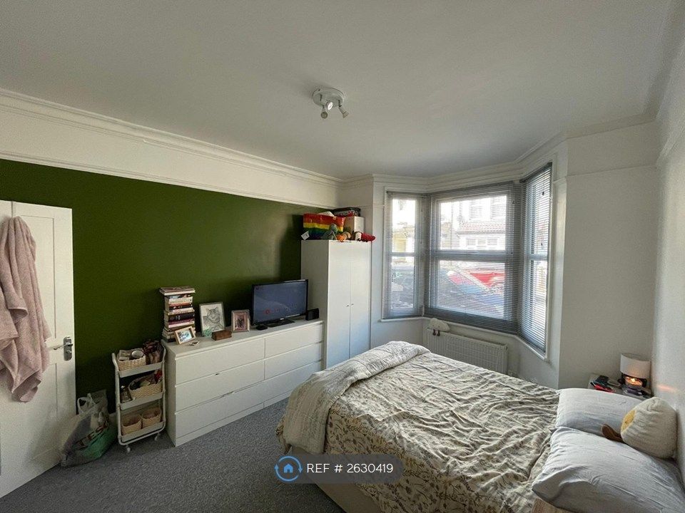 Property photo 1 of 7 Large Room