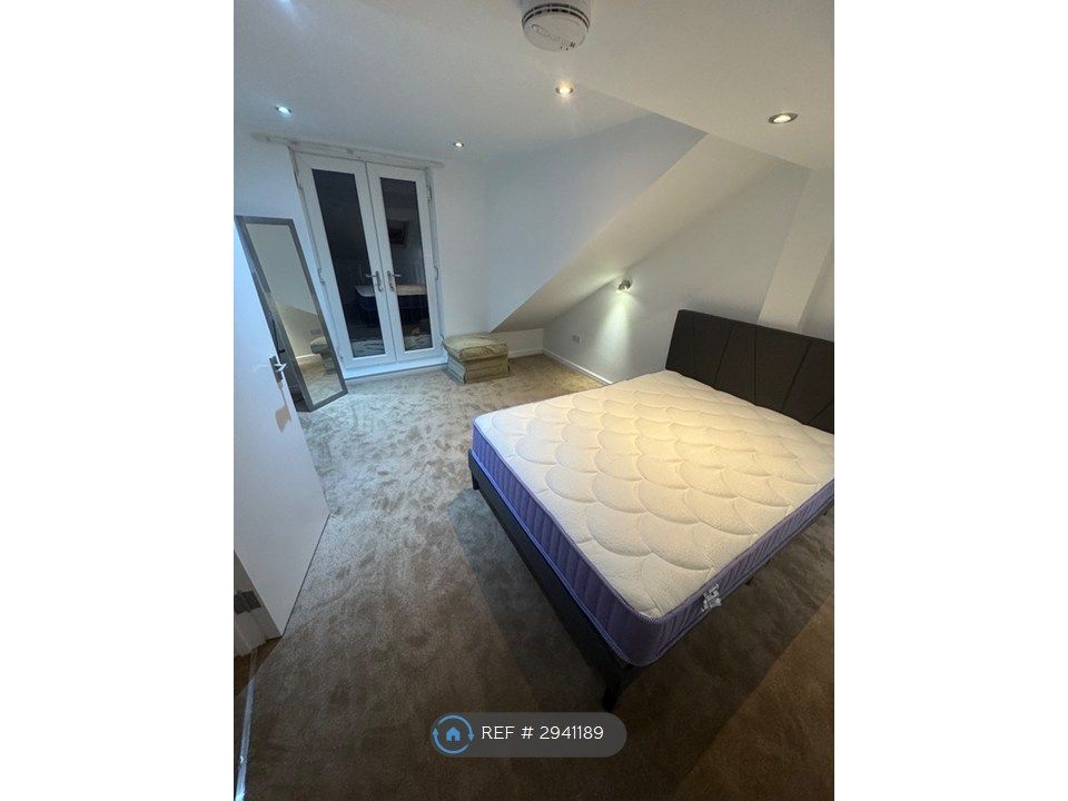 Property photo 1 of 11 Top Floor Bedroom