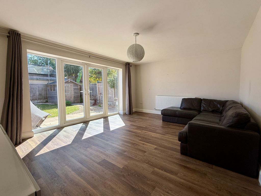 Property photo 3 of 24 Lounge