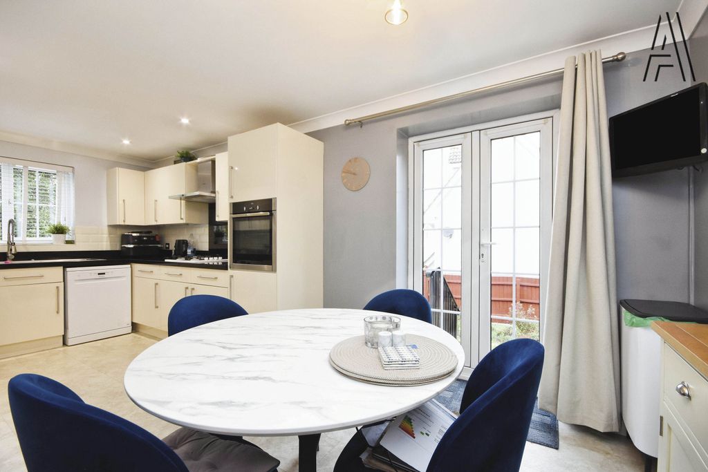 Property photo 3 of 19 Kitchen Diner