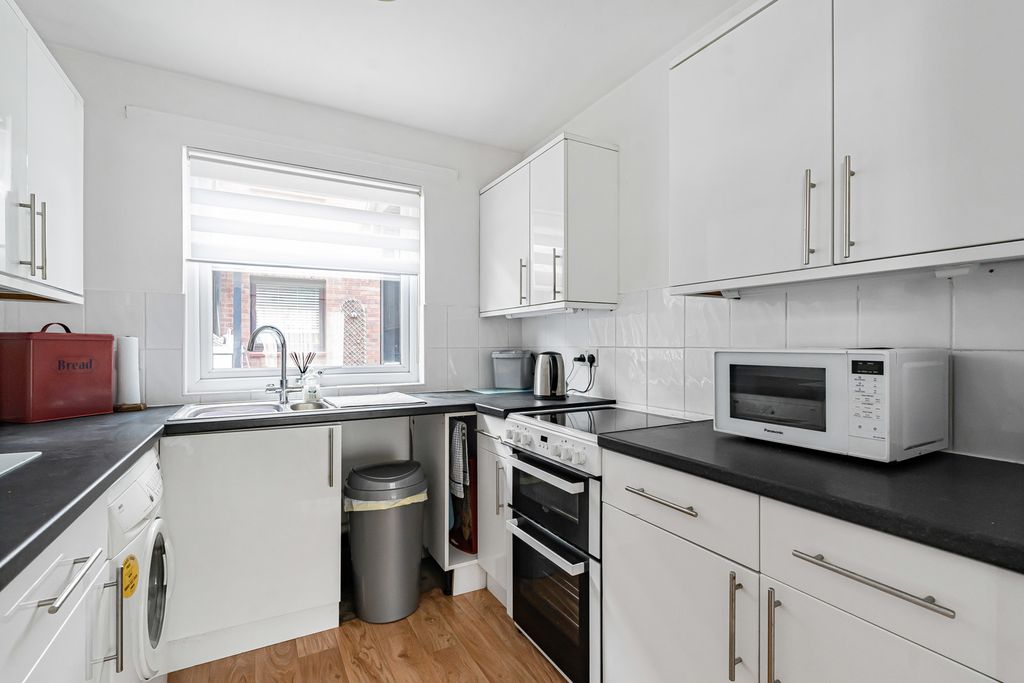 Property photo 3 of 18 Kitchen