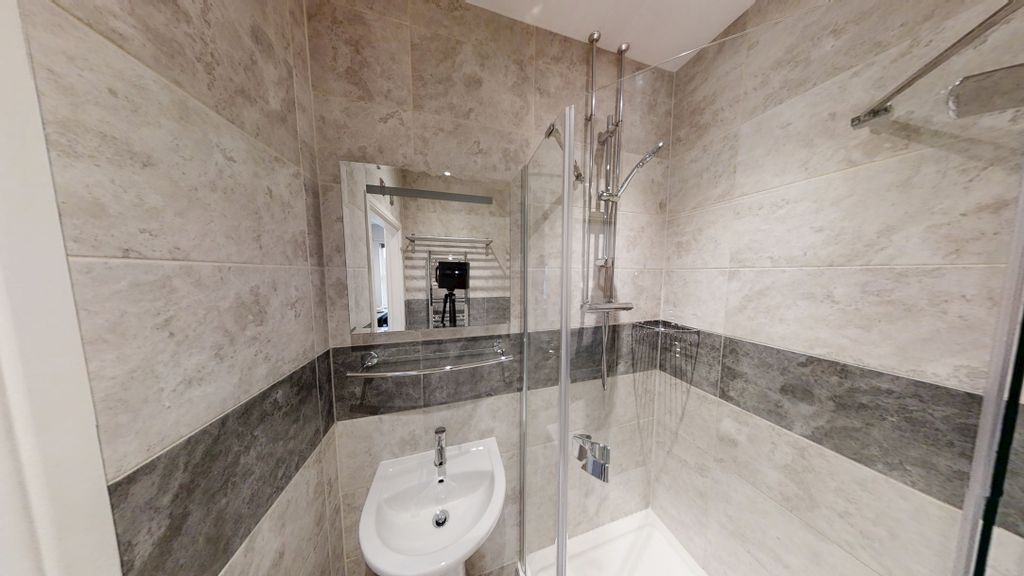 Property photo 3 of 4 R-14-Ensuite