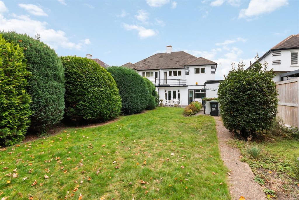 Property photo 2 of 12 Garden