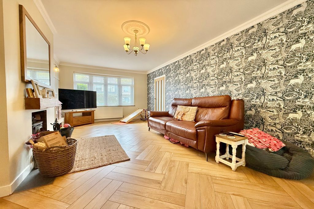 Property photo 3 of 28 Separate Lounge