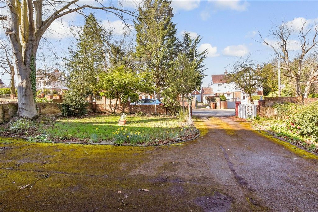 Property photo 2 of 17 Front Garden