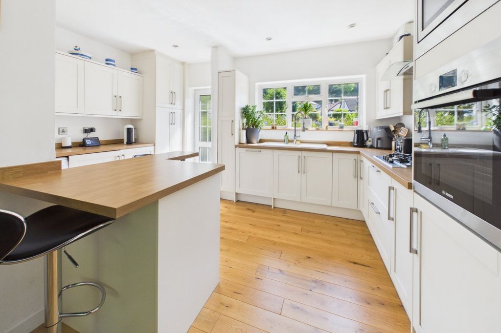 Property photo 2 of 12 Kitchen/Breakfast