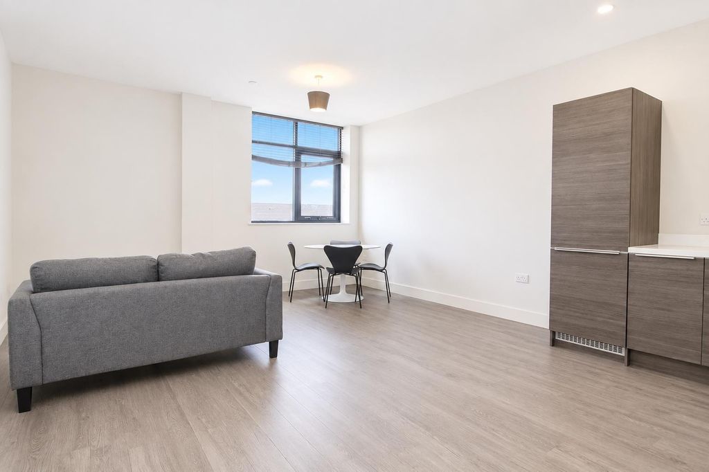 Property photo 1 of 7 Spacious Modern Lounge With Bright Natural Light...