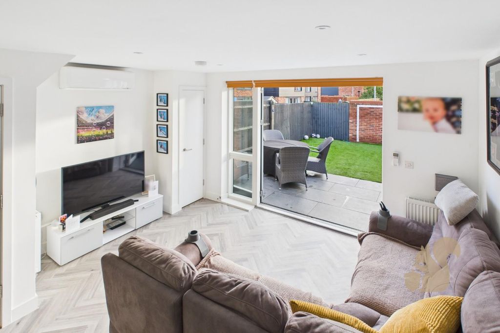 Property photo 2 of 12 Cam01814G0-Pr0061-Still007.Jpg