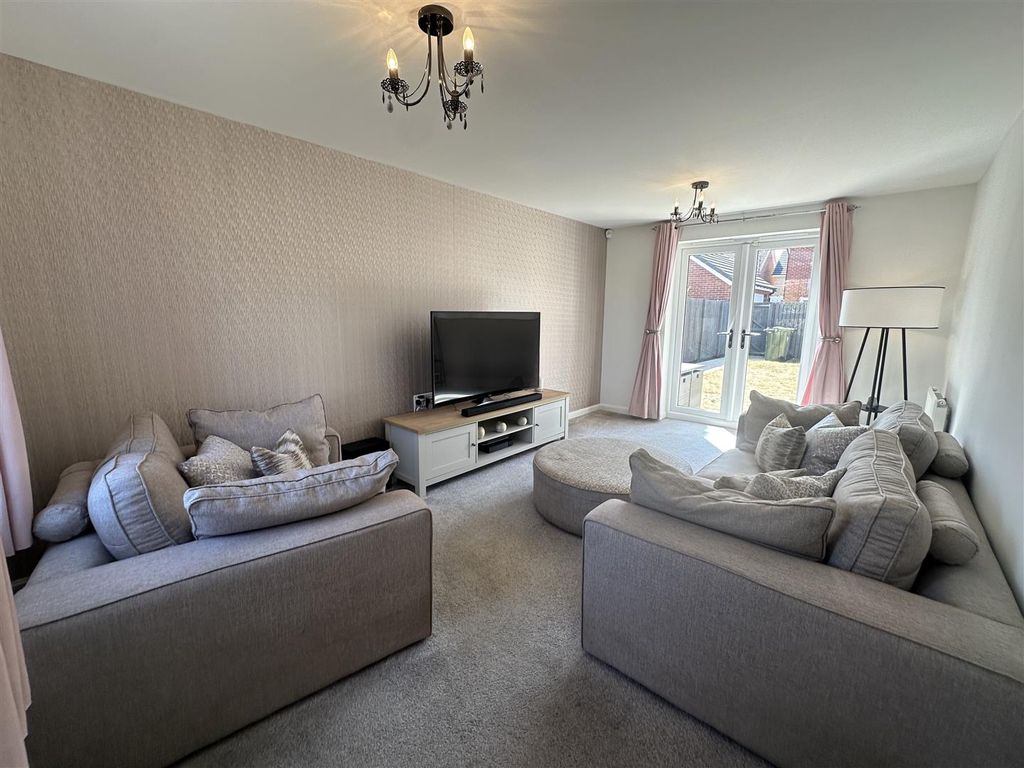 Property photo 2 of 18 Lounge