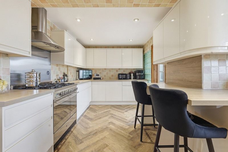 Property photo 2 of 27 4680884