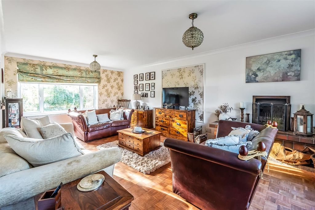 Property photo 3 of 37 17-Taleworth-Road-7.Jpg