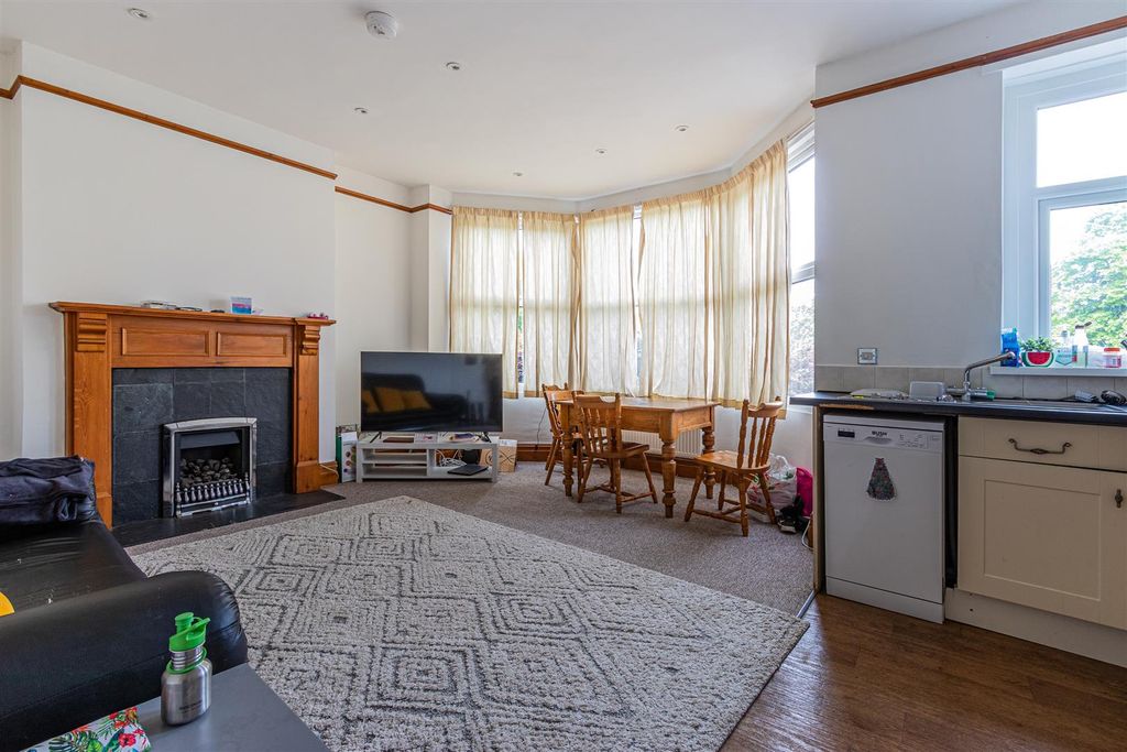 Property photo 2 of 16 Penhill Road 32 Tff (11 Of 16).Jpg