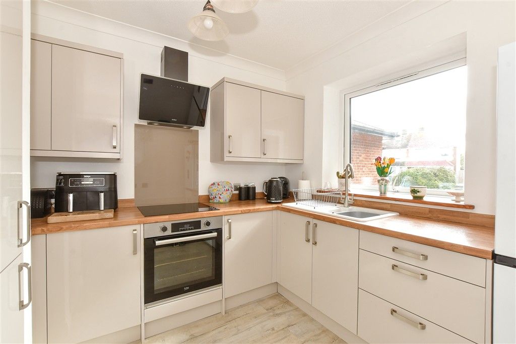 Property photo 3 of 8 Kitchen