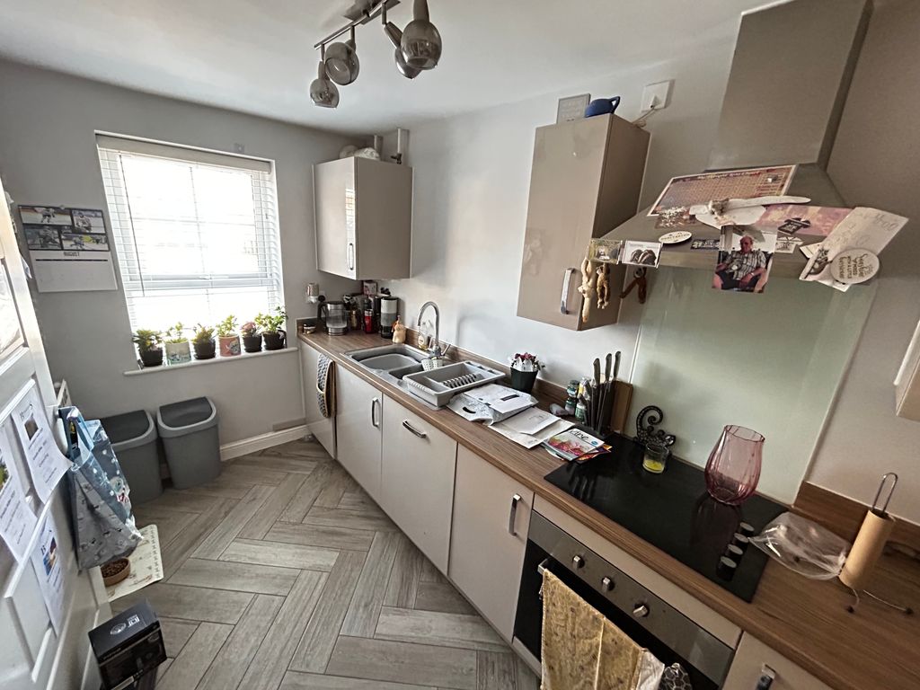 Property photo 2 of 12 Kitchen