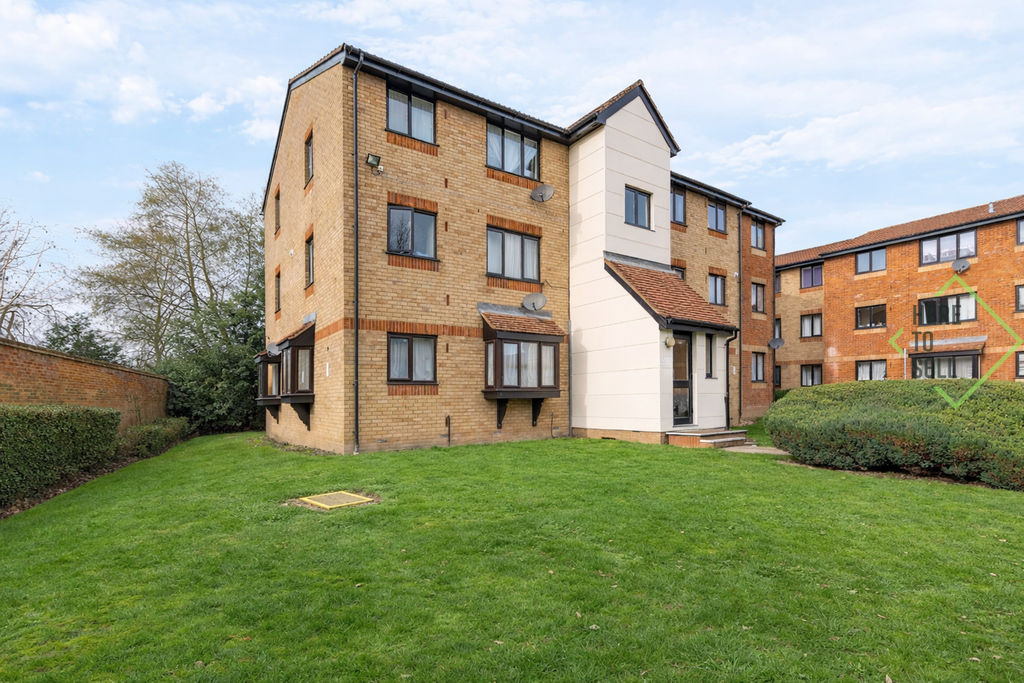 Property photo 2 of 9 Magpie Close, Enfield En1 (2)