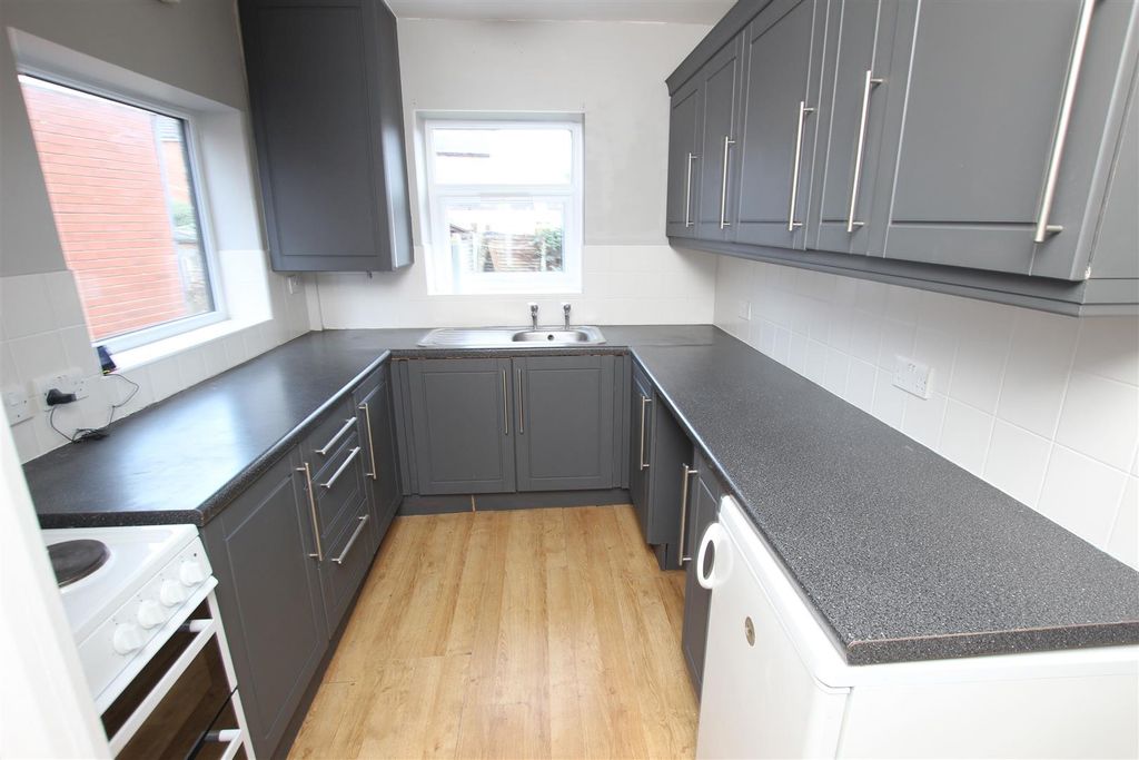 Property photo 2 of 10 Kitchen