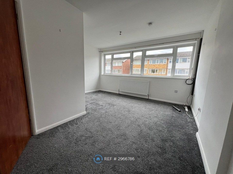 Property photo 1 of 8 Room 3
