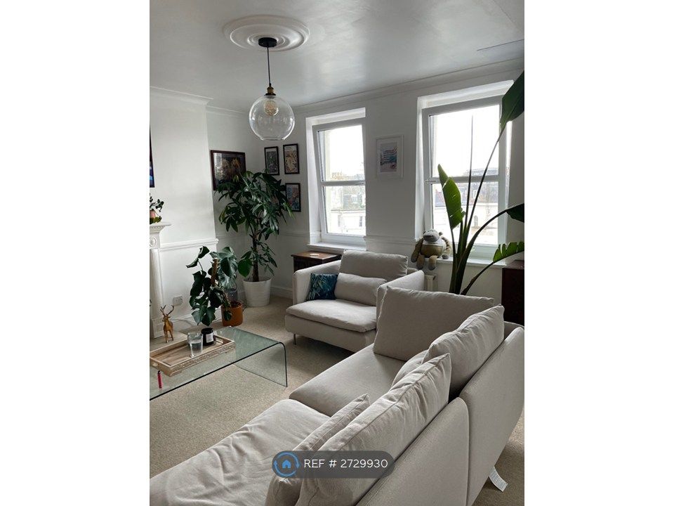 Property photo 2 of 10 Living Space